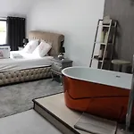 La Maison Blanche A Hermeton Sur Meuse Rum i privatbostad *